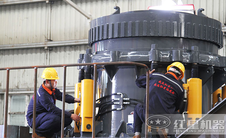 工作人員檢測圓錐破碎機，保障生產的設備都有高質量